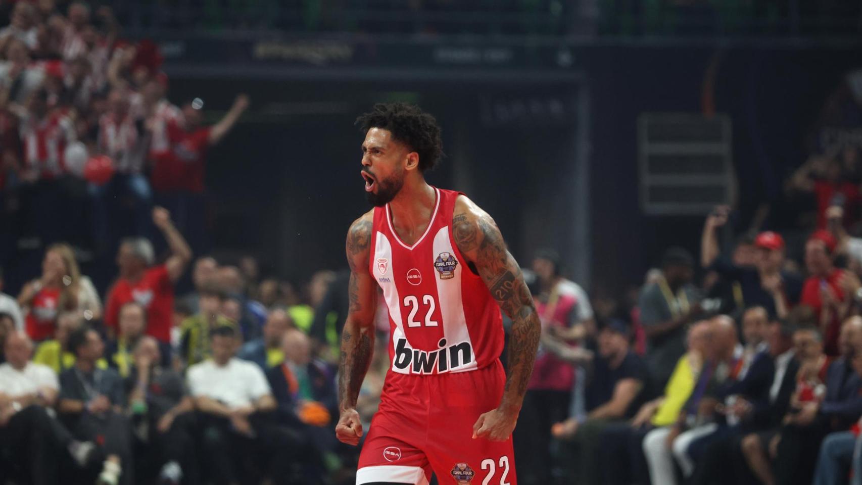 Tyler Dorsey celebra una acción frente a Fenerbahçe.