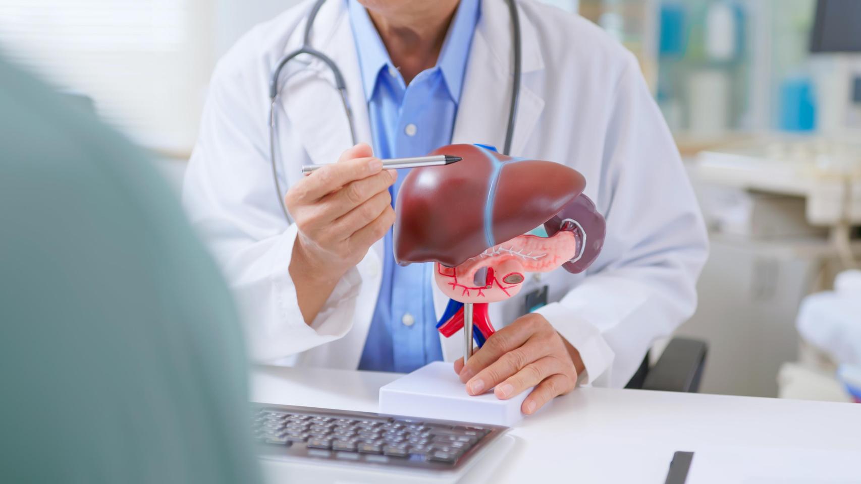 El virus de la hepatitis C (VHC) se propaga a través del contacto con sangre que contiene el virus.