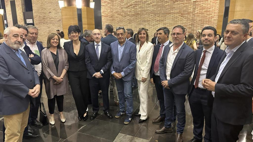 Cucalón, con los representantes del PSOE-Aragón.