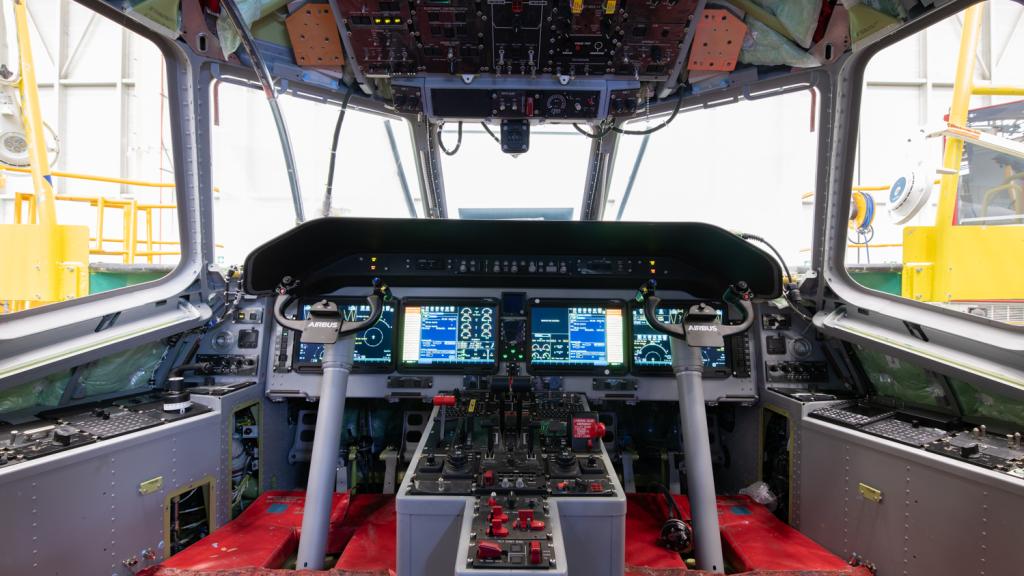 Cabina del primer C295 MPA español