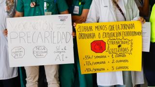 Médicos de Toledo portando pancartas contra las guardias de 24 horas.
