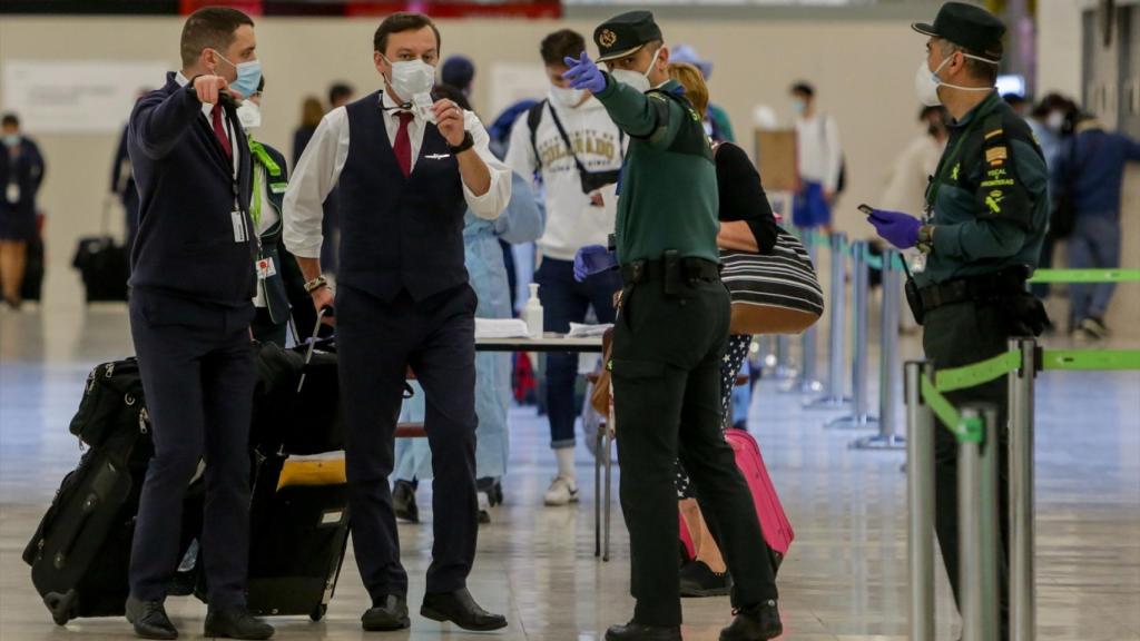 Agentes de la Unidad de Fiscal y Fronteras de la Guardia Civil en el aeropuerto de Barajas (Madrid) durante la pandemia.