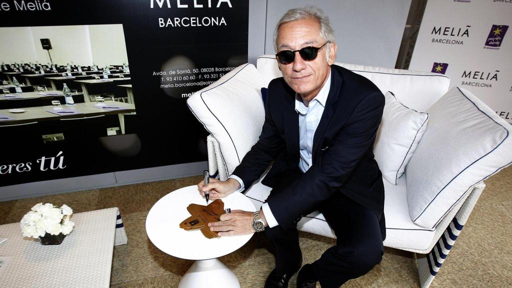 Isak Andic firma en el Meliá Barcelona durante un acto promocional de Mango, con un Rolex Daytona en la muñeca.