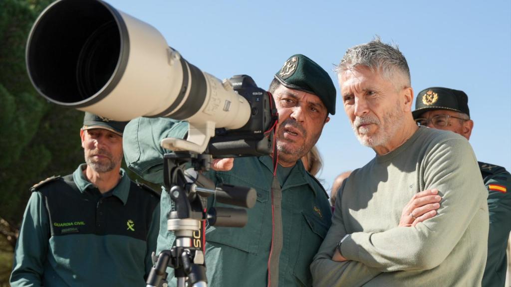 El ministro del Interior, Fernando Grande-Marlaska, junto a un agente del Servicio de Protección a la Naturaleza (Seprona) de la Guardia Civil en Doñana (Huelva).