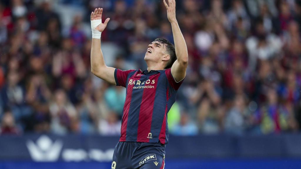 Carlos Espí se lamenta en un partido con el Levante.