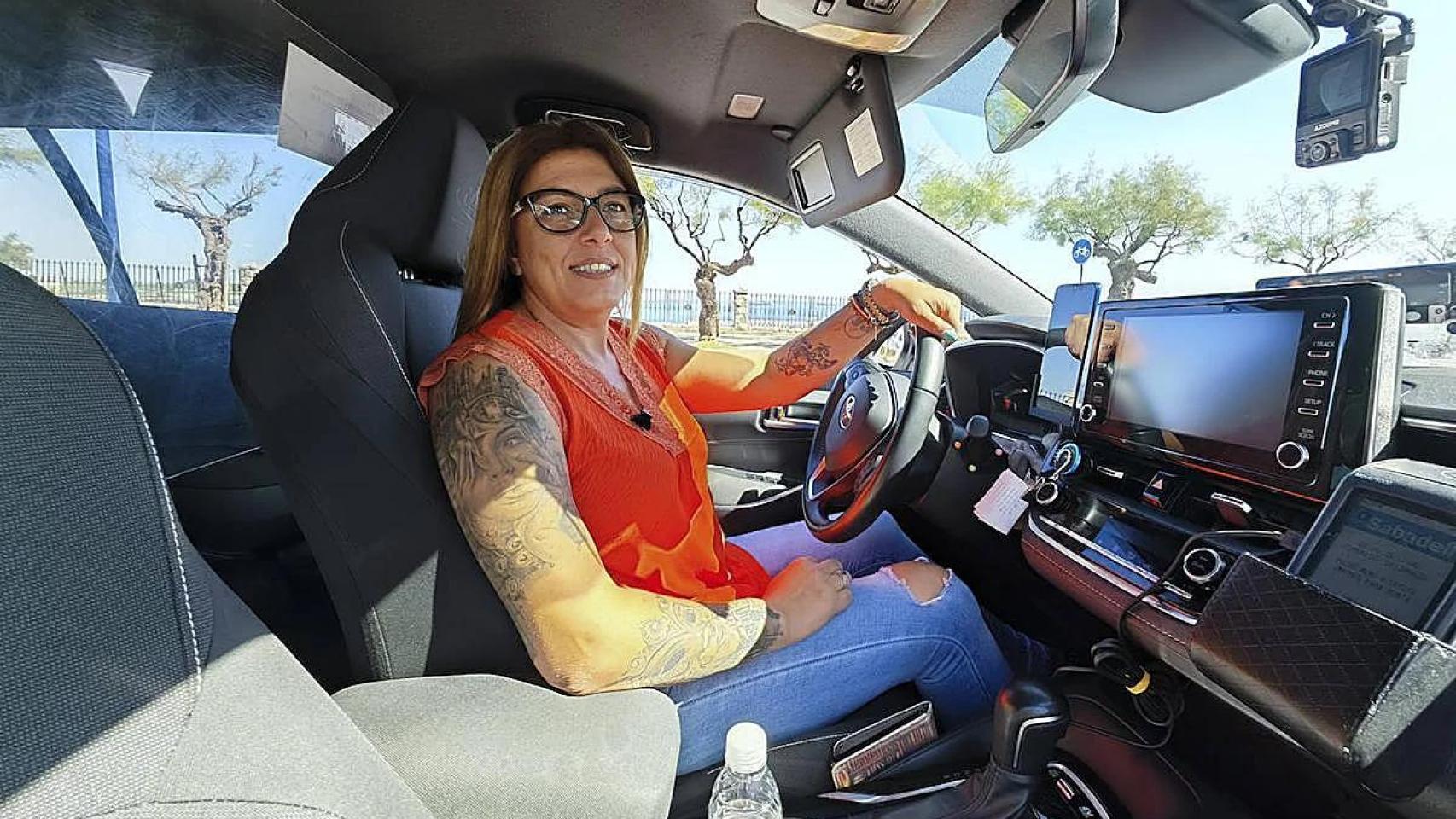 Pilar Terán en su taxi.