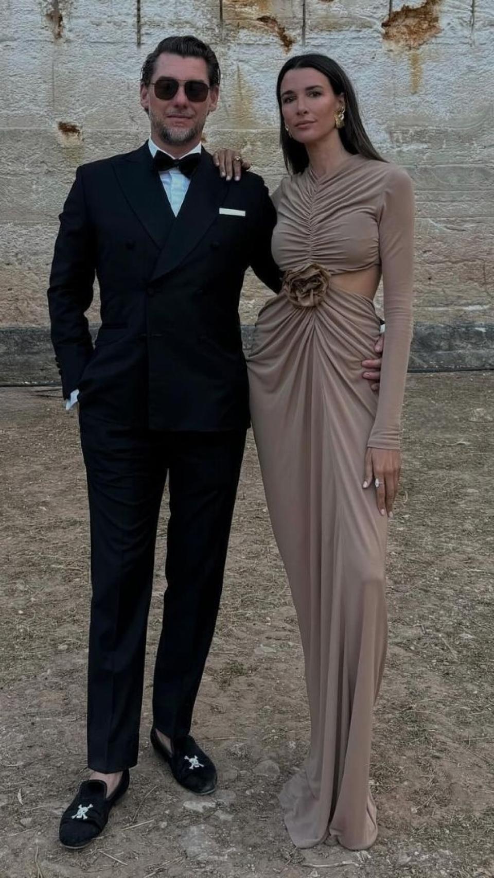 Jonathan Andic y su pareja, Paula Navarro, durante la celebración de la boda de unos amigos suyos en las Islas Baleares.