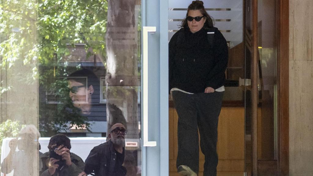 Laura y Alba Rodríguez Espinosa, saliendo de las oficinas de Whatthefav el pasado martes tras el registro de la UDEF.