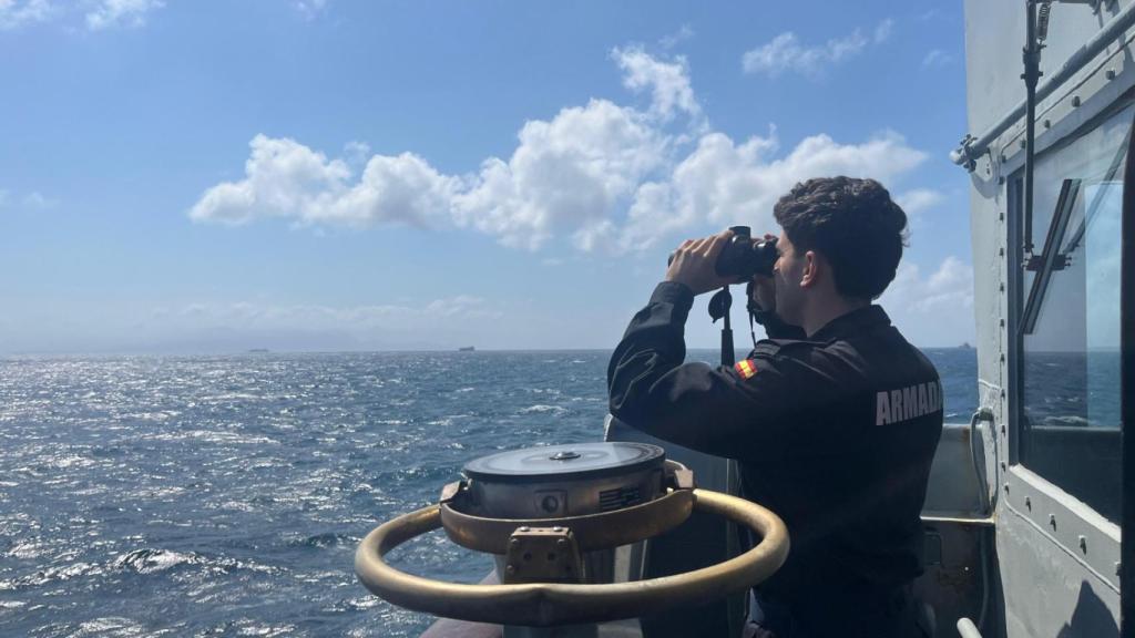 Dotación de la Armada española haciendo seguimiento de buques rusos.