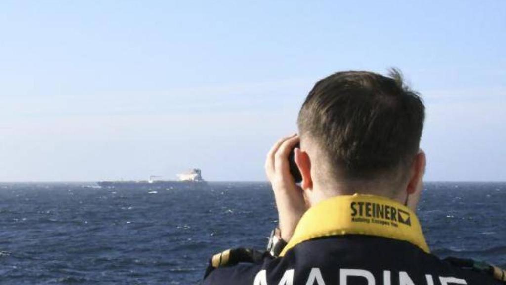 Un agente de la Marina francesa vigilando los barcos rusos.