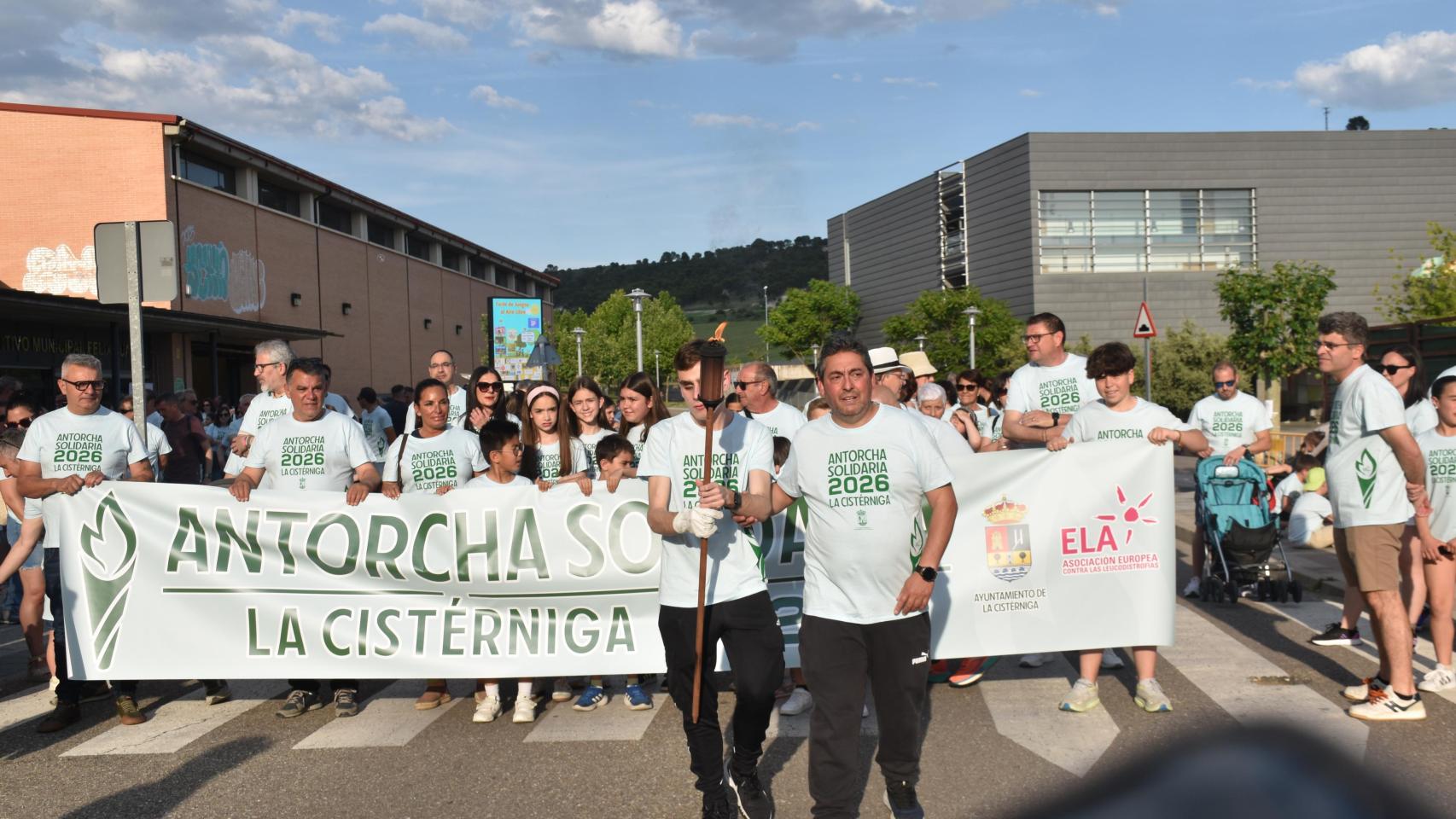 Una llama solidaria recorre La Cistérniga en apoyo a los niños con leucodistrofias con Jorge como primer portador.