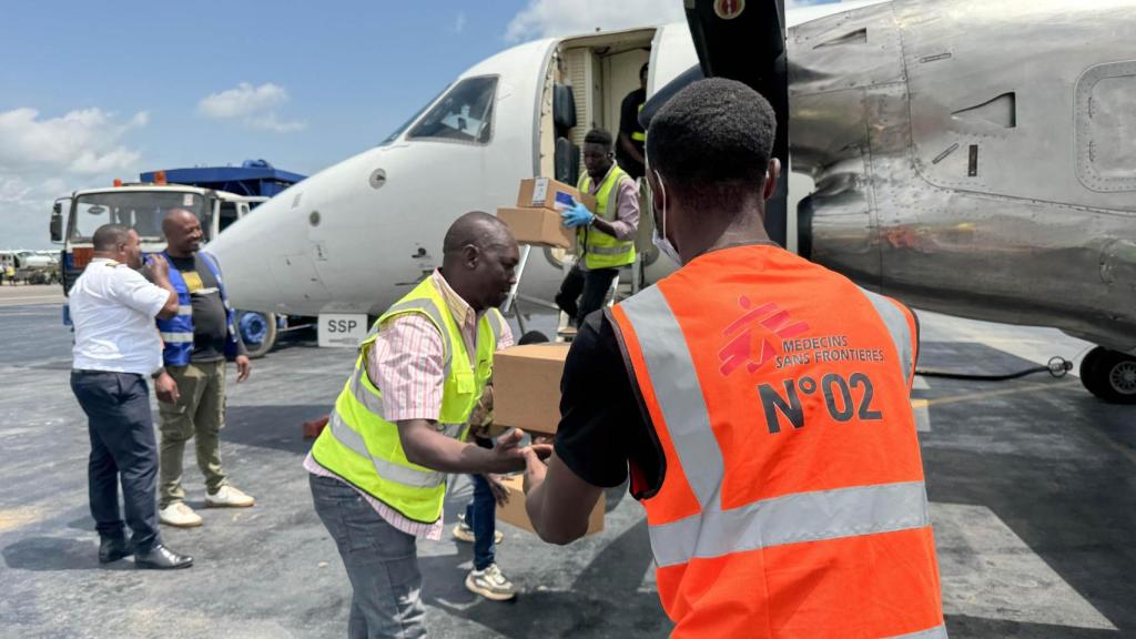 MSF carga en el aeropuerto de Bunia (República Democrática del Congo) equipos de protección y suministros médicos para combatir el brote
