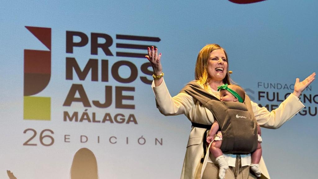 Princesa Sánchez presentado la gala de AJE Málaga con su bebé. 