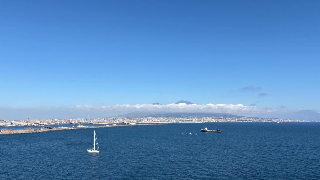 Al frente, las crestas de las olas; al fondo, la del Vesubio.