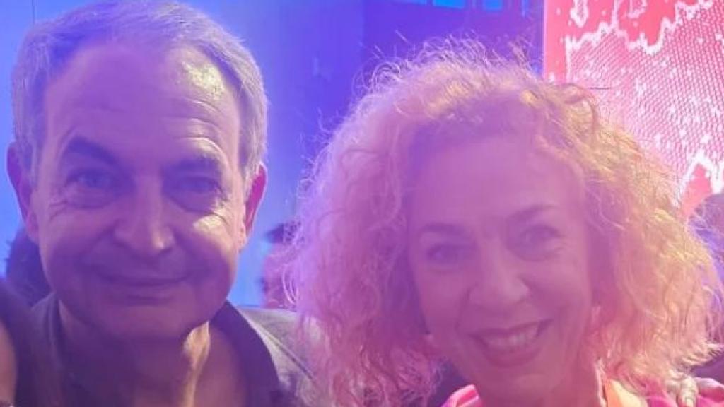 José Luis Rodríguez Zapatero con Antonia Alcázar en una convención política en La Coruña.