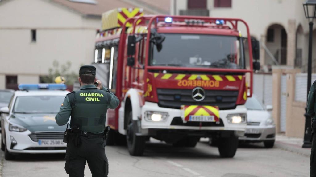 Un agente de la Guardia Civil y un camión de bomberos. Imagen de recurso.