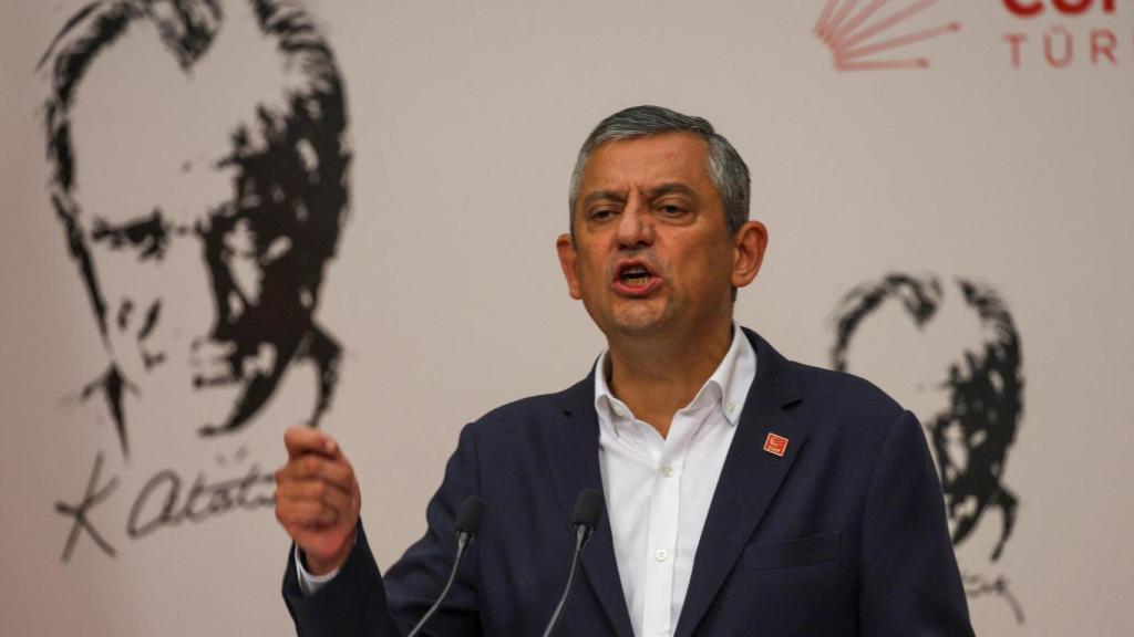 El líder del principal partido de la oposición de Turquía, el Partido Republicano del Pueblo (CHP), Özgür Özel, se dirige a los medios en Ankara.