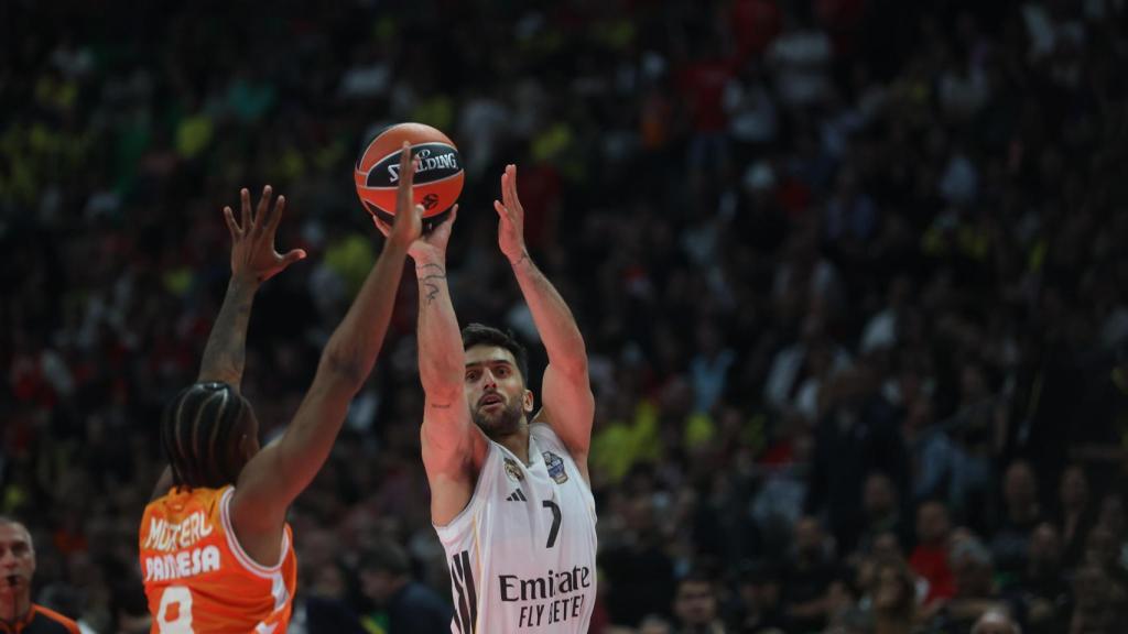 Facundo Campazzo se eleva para anotar un triple en el partido ante Valencia Basket.