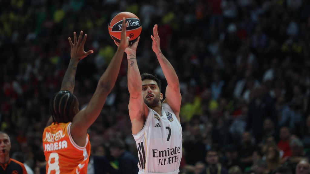 Facundo Campazzo se eleva para anotar un triple en el partido ante Valencia Basket.