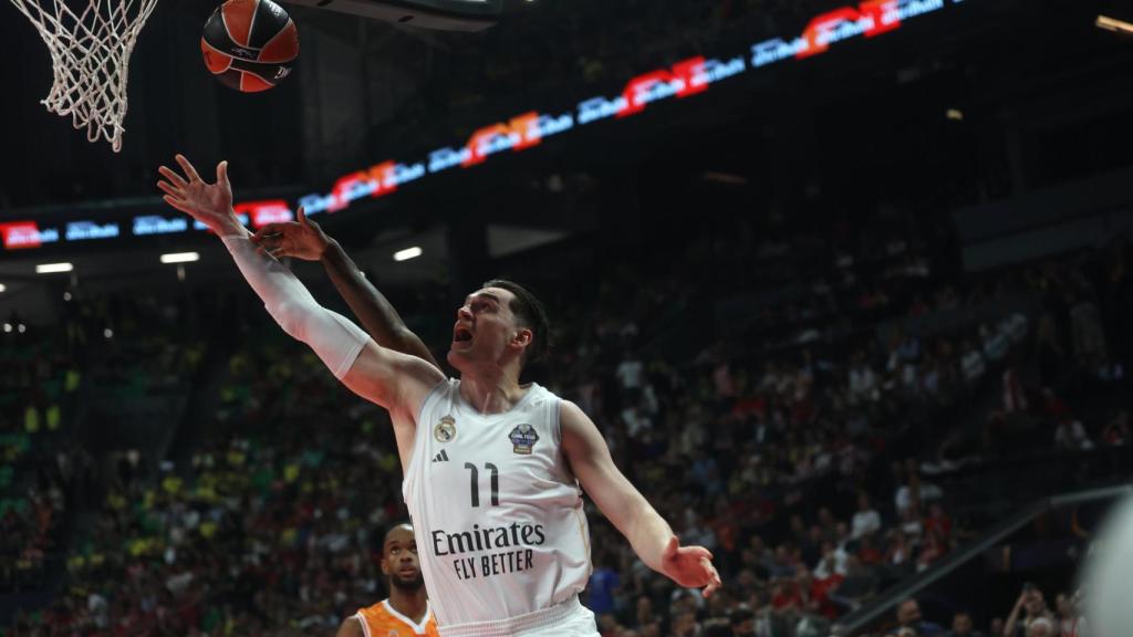 Mario Hezonja entra a canasta en el partido ante Valencia.