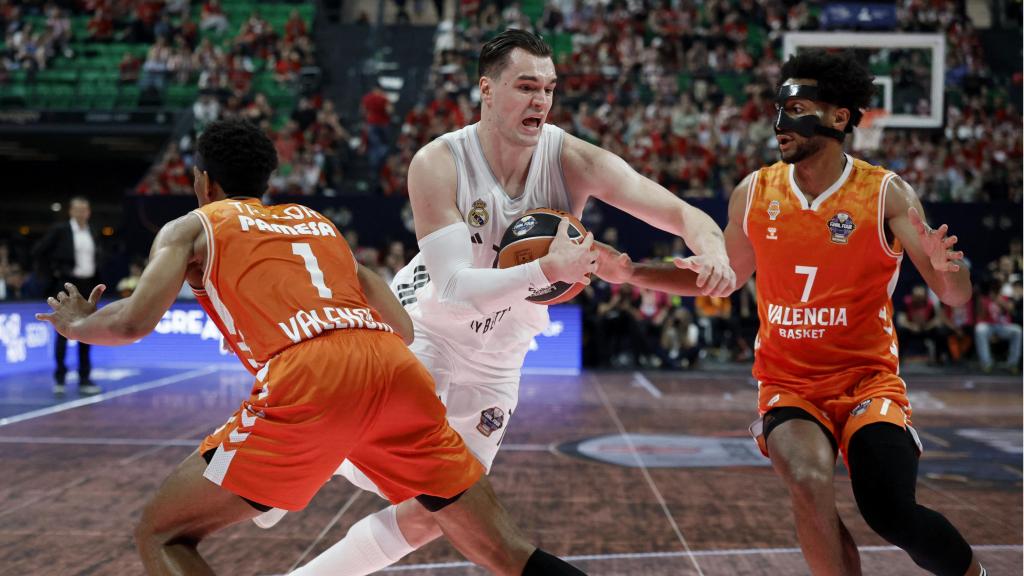 Mario Hezonja trata de penetrar entre dos rivales de Valencia Basket.