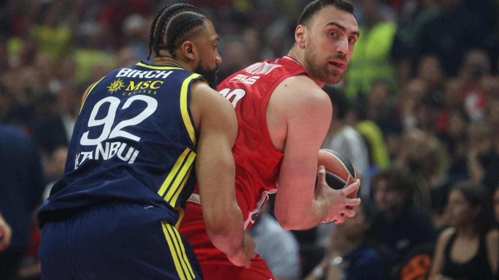 Nikola Milutinov, durante el partido contra Fenerbahçe.