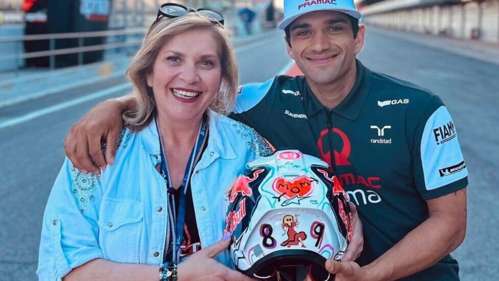 Jorge Martín, junto a su madre. 