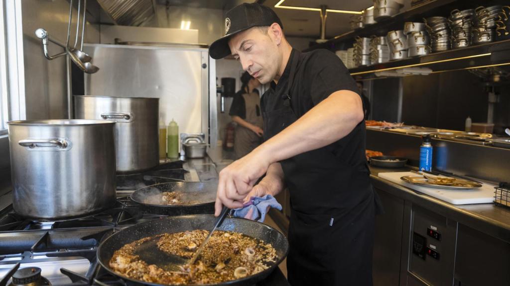 Un cocinero preparara uno de los arroces de los restaurantes que participan en las jornadas.