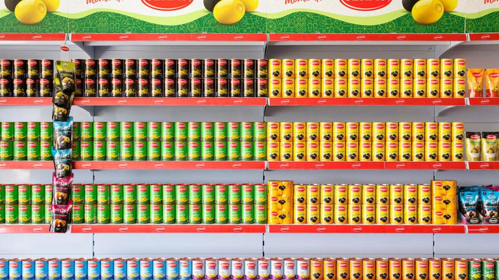 El lineal de Serpis con sus diferentes referencias de aceitunas rellenas.