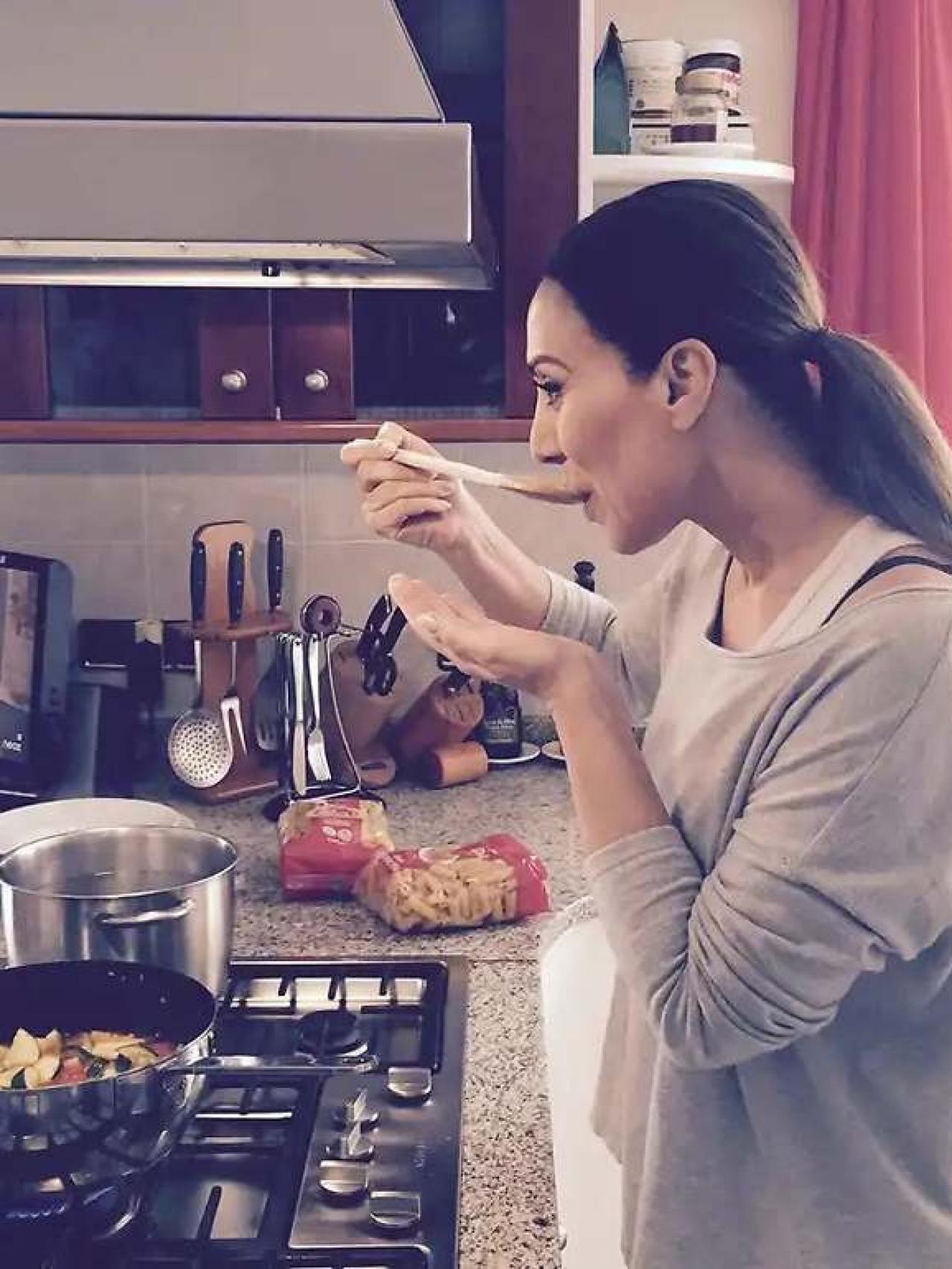 Mónica Naranjo cocinando en su casa de Sant Andreu de Llavaneres.
