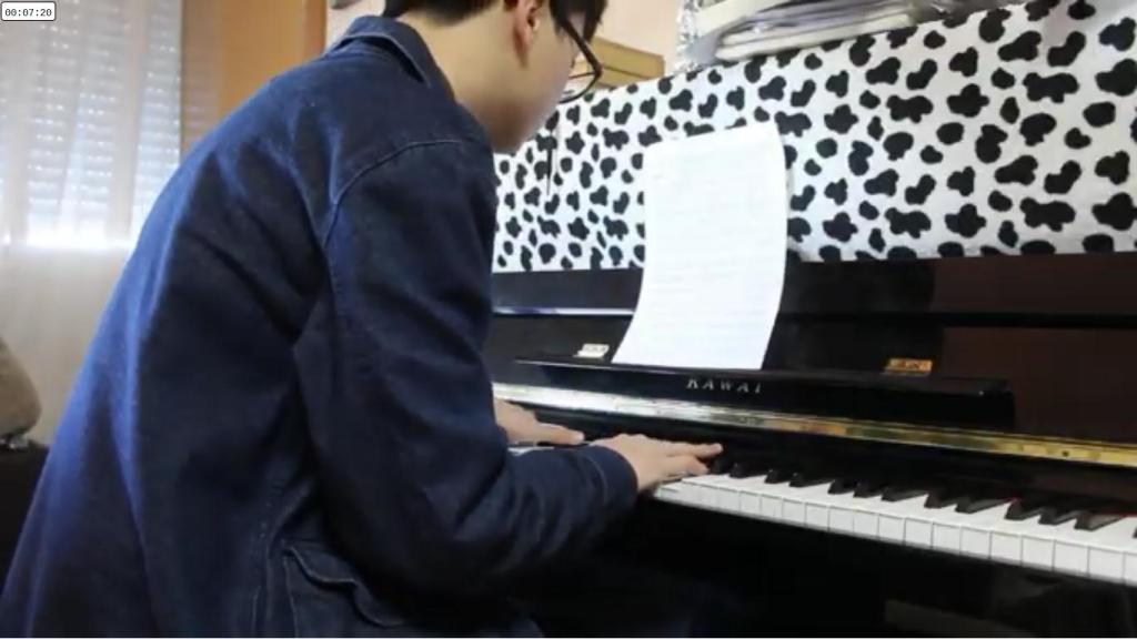Yicheng realizando su composición, 'Armonía'.