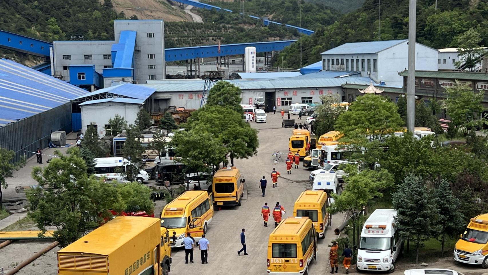 Los equipos de rescate trabajan en el lugar tras una explosión de gas en la mina de carbón de Liushenyu, en el condado de Qinyuan, provincia de Shanxi, China, el 23 de mayo de 2026.