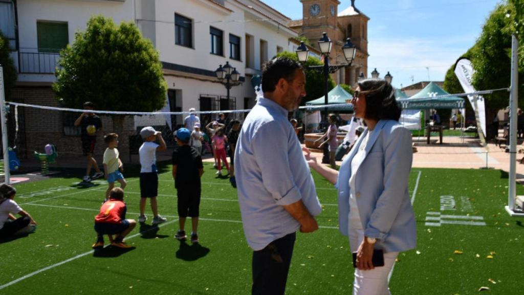 El vicepresidente de la Diputación de Toledo, Joaquín Romera, y la diputada de Deportes y alcaldesa de Turleque, Pilar Martín, en la presentación de la nuevas pistas deportivas portátiles de la institución provincial.