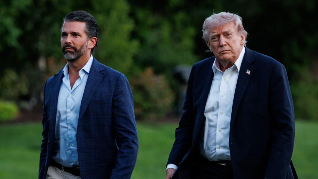 Donald Trump y su hijo mayor, Donald Trump Jr., en la Casa Blanca el 3 de mayo.