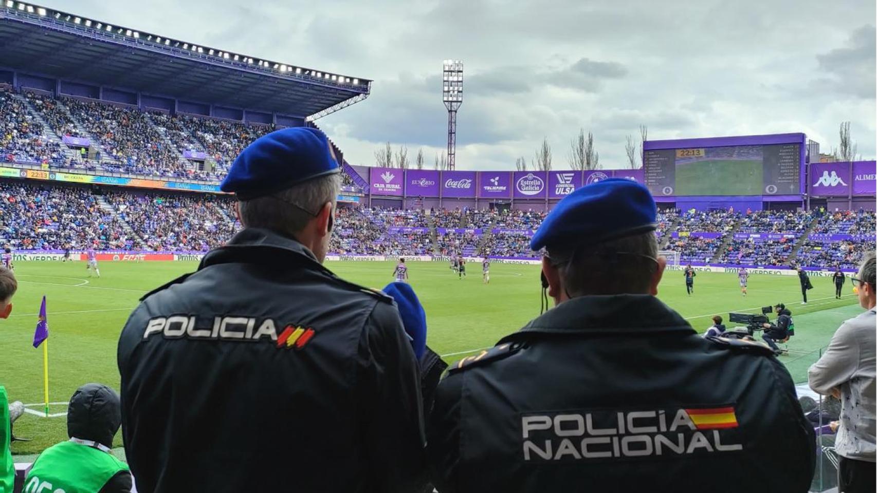 Dos agentes de la Policía Nacional en el estadio José Zorrilla