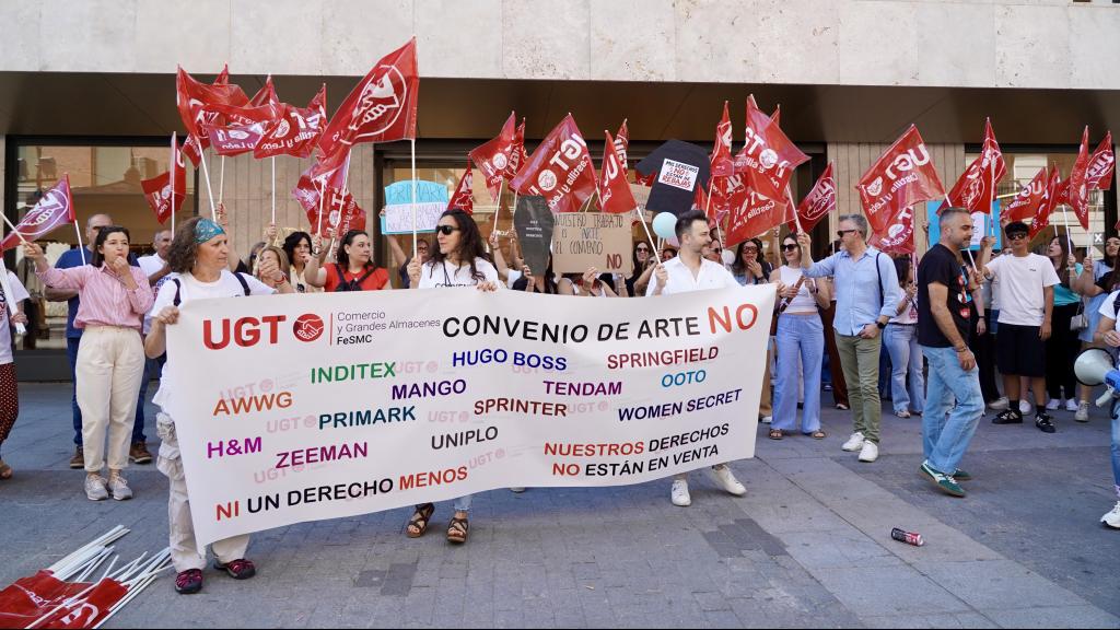 Concentración de UGT ante un comercio de Zara en Valladolid