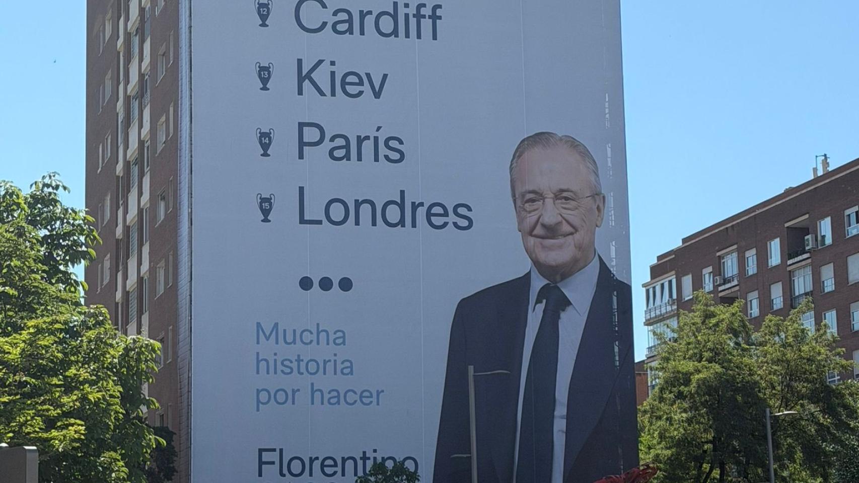 Lona gigante de Florentino Pérez a escasos metros del Bernabéu.