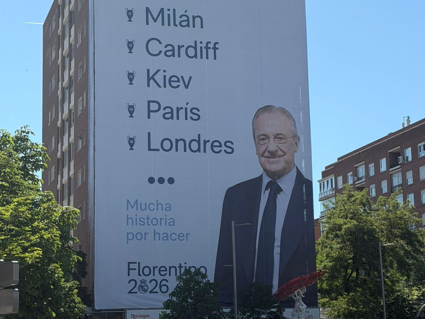 Lona gigante de Florentino Pérez a escasos metros del Bernabéu.