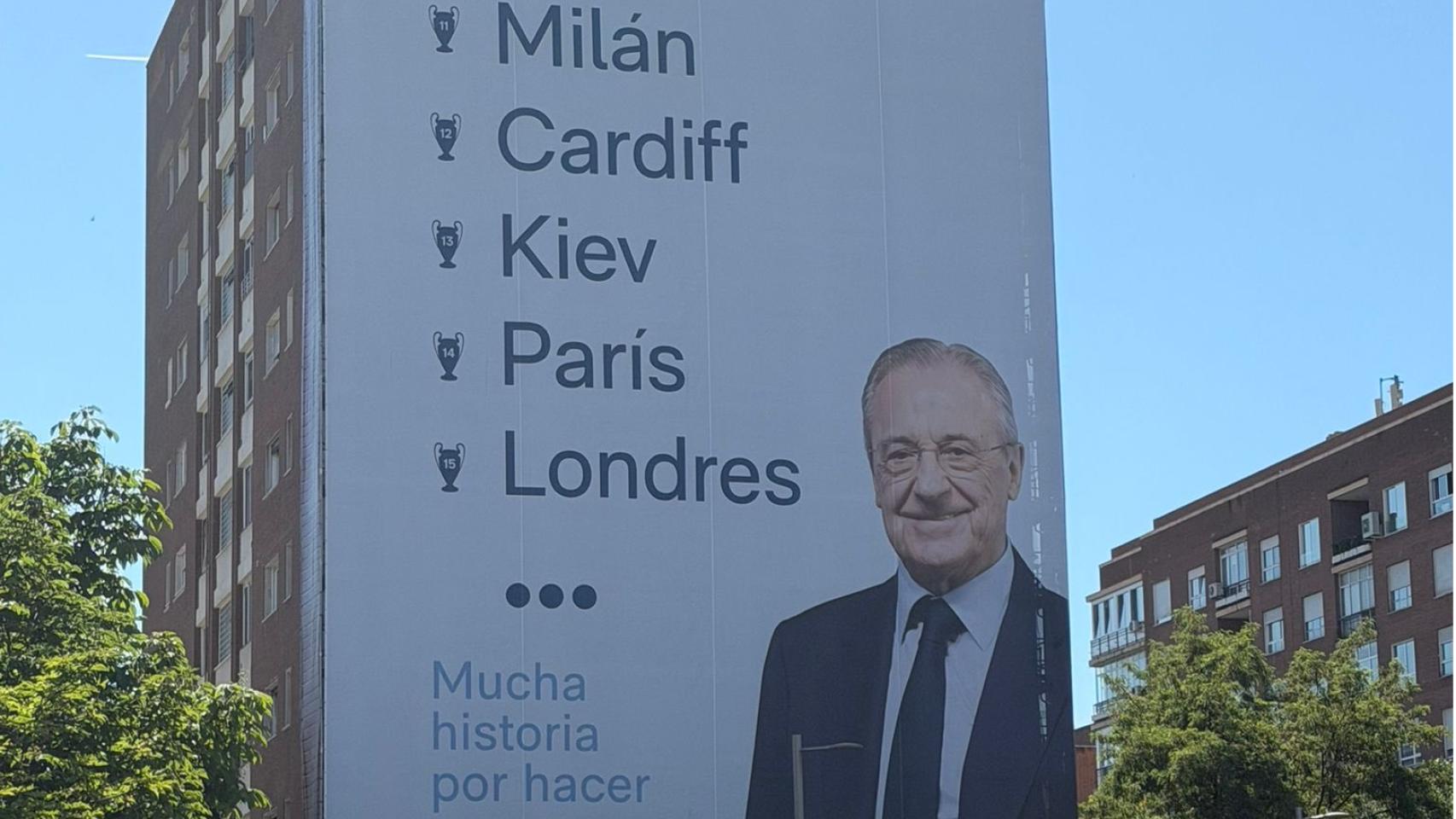 Lona gigante de Florentino Pérez a escasos metros del Bernabéu.