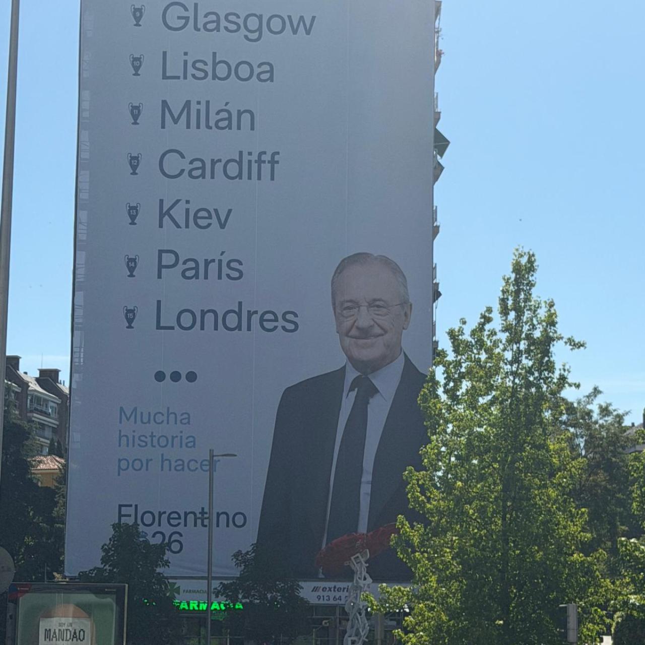 El lienzo de Florentino Pérez desplegado a pocos metros del Bernabéu.