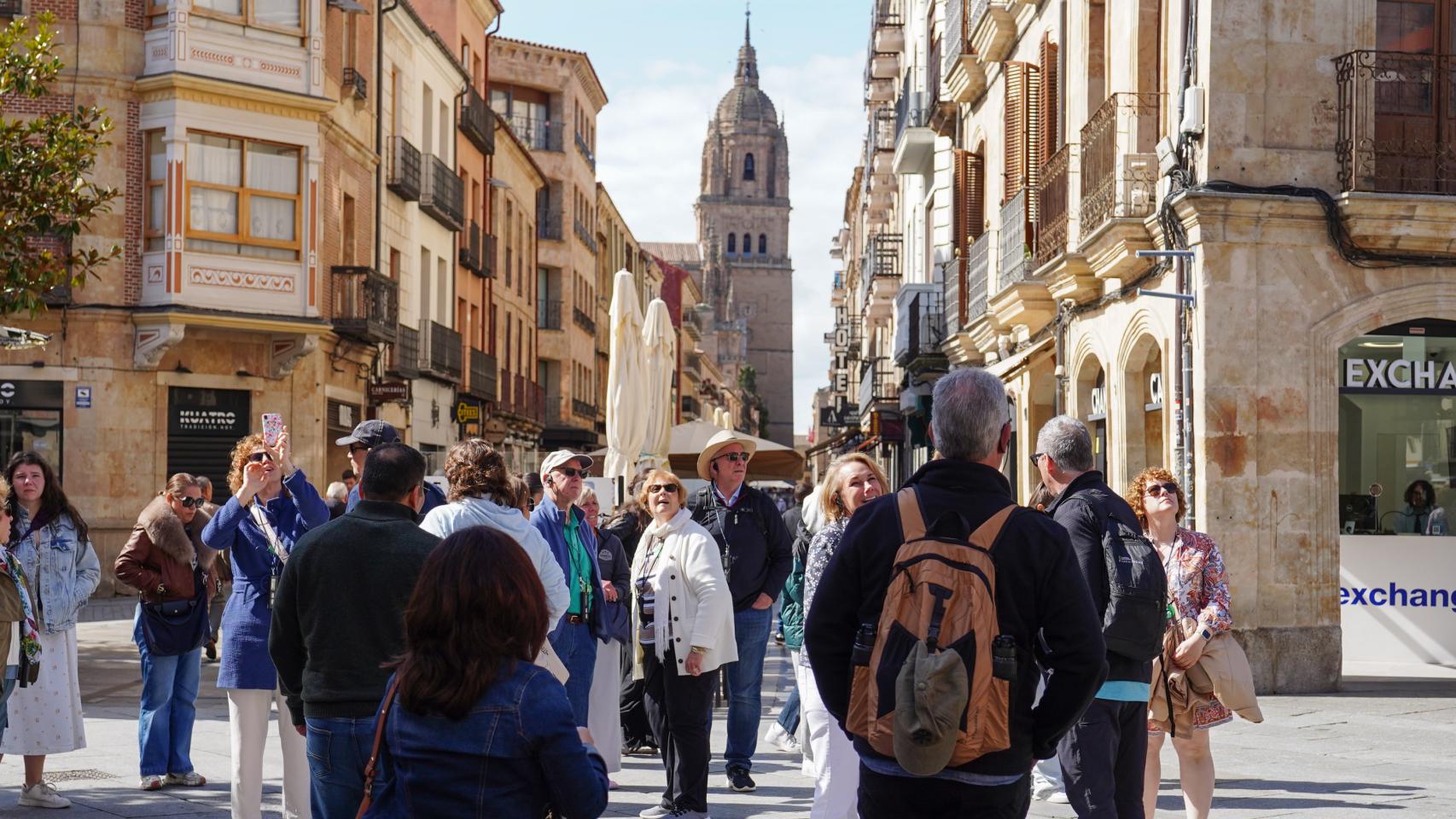 Un grupo de turistas en la ciudad de Salamanca