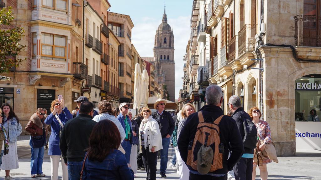 Un grupo de turistas en la ciudad de Salamanca