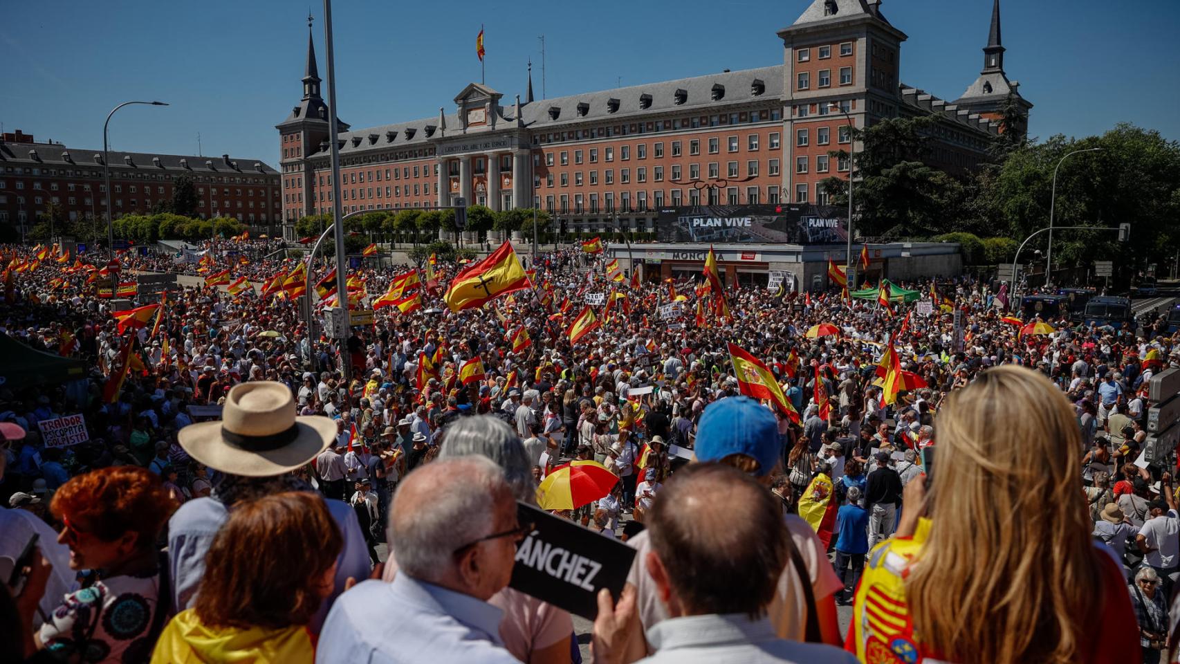  Vista general a su paso por Moncloa de la marcha por la dignidad para pedir la dimisión del presidente del Gobierno, Pedro Sánchez convocada por la plataforma Sociedad Civil Española este sábado en Madrid. 