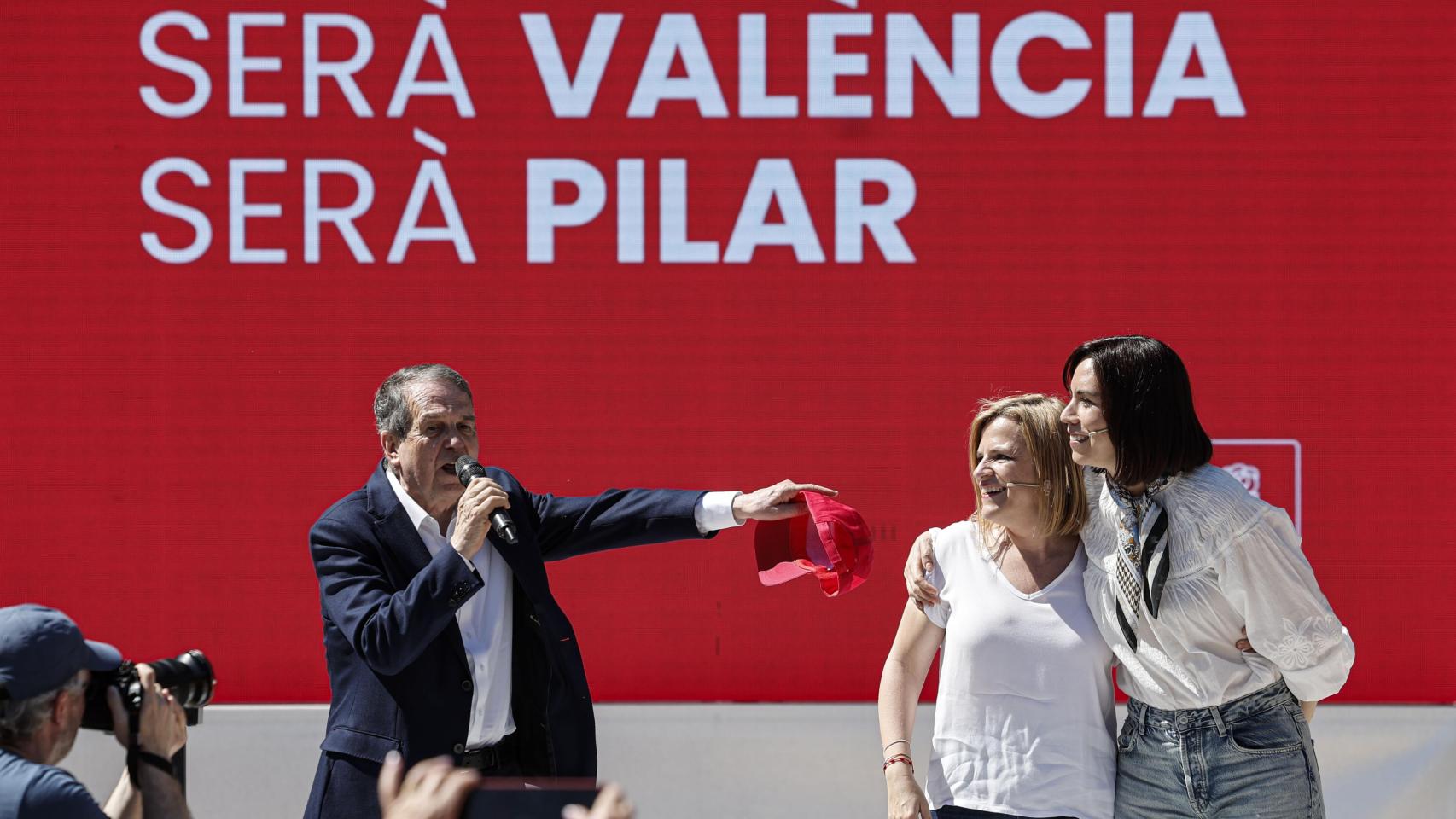Abel Caballero señala a la candidata Pilar Bernabé, arropada por Diana Morant.