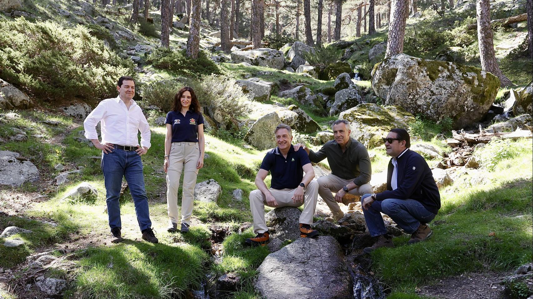 El presidente de la Junta de Castilla y León en funciones, Alfonso Fernández Mañueco, y la presidenta de la Comunidad de Madrid, Isabel Díaz Ayuso, durante su recorrido en el Camino Schmidt, en el Parque Natural de la Sierra de Guadarrama