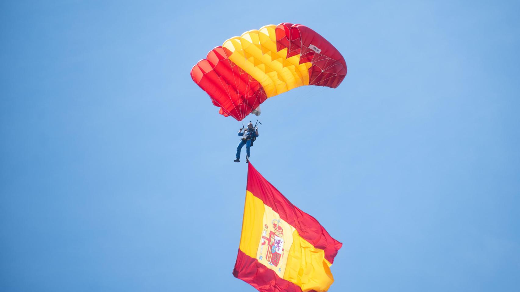 Salto en paracaidos previo al izado de la bandera en la plaza del Pilar de Zaragoza 