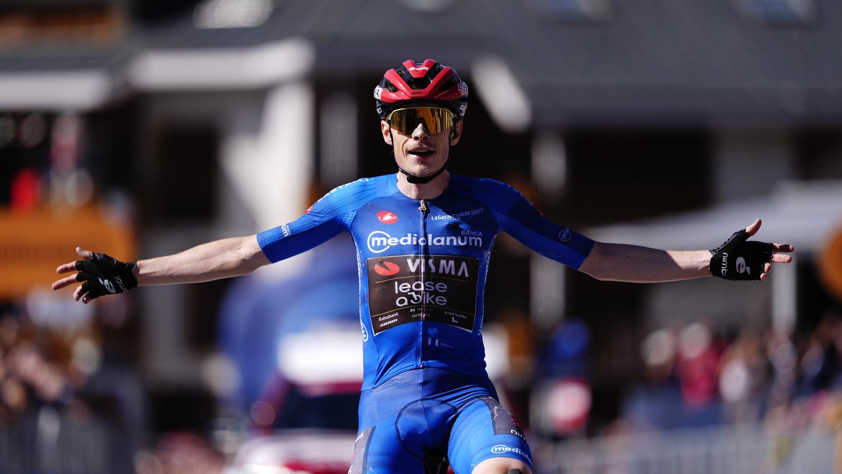 Jonas Vingegaard celebra su victoria en la cima de Pila, en el Giro de Italia.