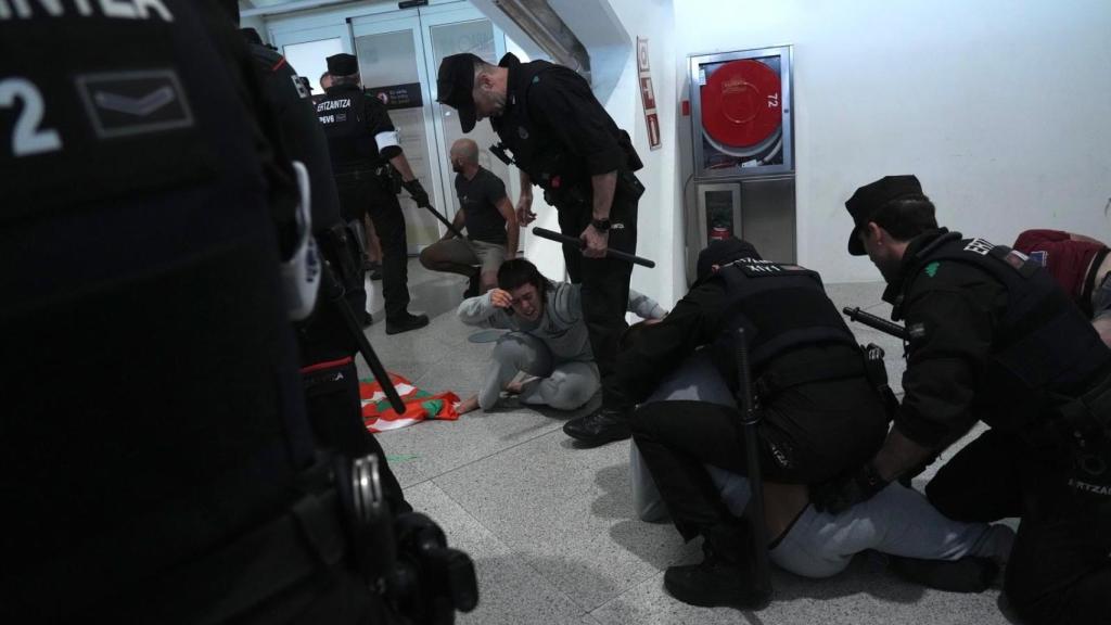 Incidentes a la llegada de miembros de la flotilla en el aeropuerto. 