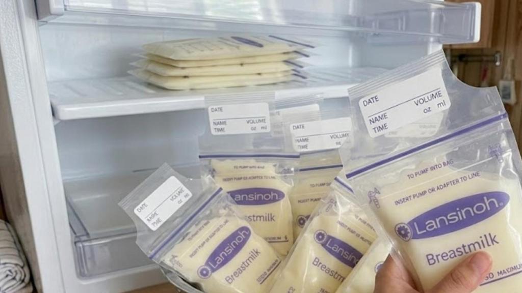 Así se promociona la venta de leche materna en grupos cerrados de redes sociales, mediante imágenes y mensajes directos entre usuarias.