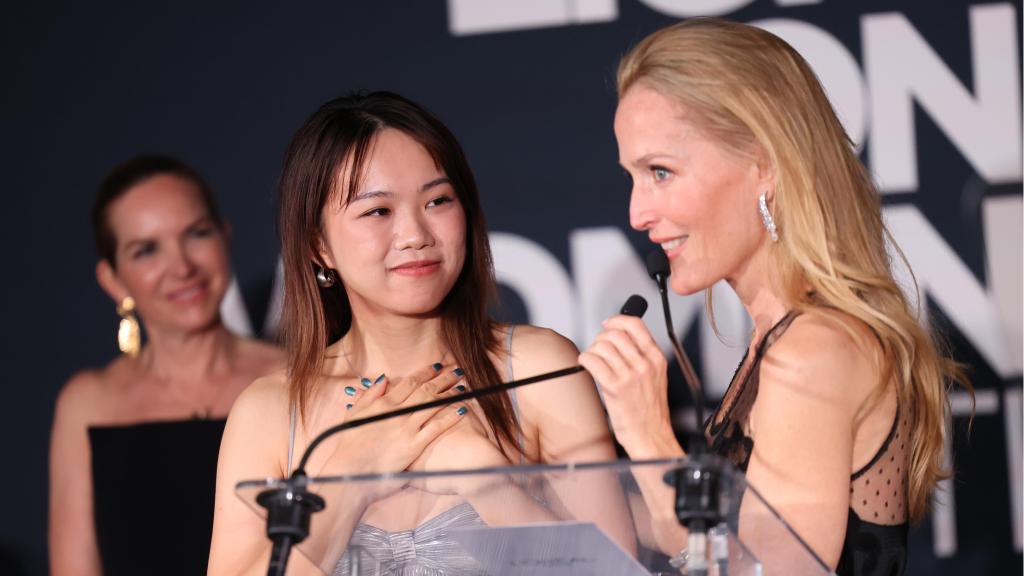 La actriz Gillian Anderson entregó el galardón a la cineasta Lenti Liang.